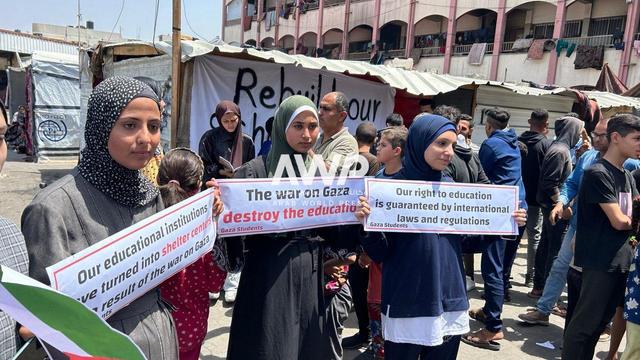 awp - جامعيات من غزة يرفعن لافتات في مظاهرة للمطالبة بوقف الحرب في القطاع وبحق الفلسطينيين في التعليم بعدما منحهن حراك طلبة جامعات أميركية بصيصا من الأمل (28 أبريل نيسان 2024)