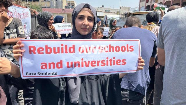 awp - طالبة من غزة ترفع لافتة في مظاهرة للمطالبة بوقف الحرب في القطاع وبحق الفلسطينيين في التعليم بعدما منحها حراك طلبة الجامعات الأميركية بصيصا من الأمل (28 أبريل نيسان 2024)