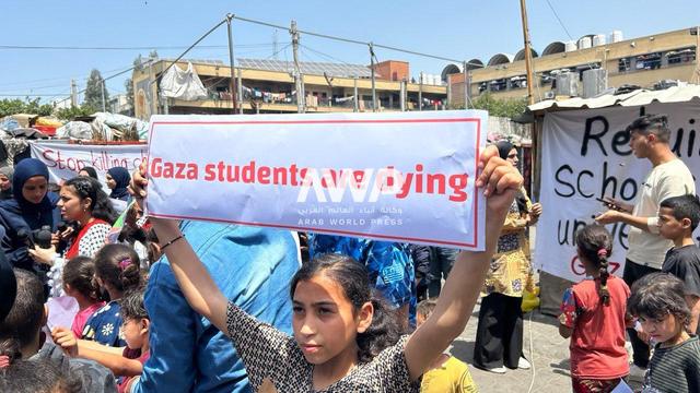 awp - تلميذة فلسطينية ترفع لافتة في مظاهرة في رفح بجنوب قطاع غزة للمطالبة بوقف الحرب في القطاع وبحق الفلسطينيين في التعليم (28 أبريل نيسان 2024)